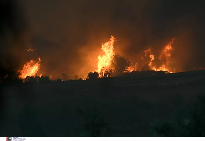 Φλέγεται η Ελλάδα: Εικόνες «αποκάλυψης» από όλα τα πύρινα μέτωπα