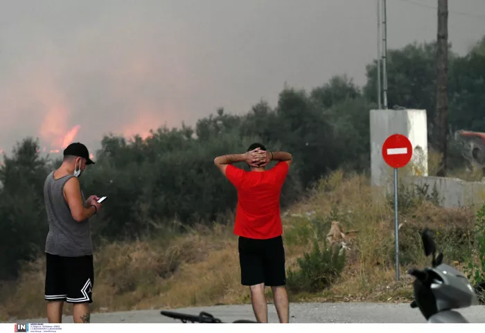 Φλέγεται η Ελλάδα: Εικόνες «αποκάλυψης» από όλα τα πύρινα μέτωπα