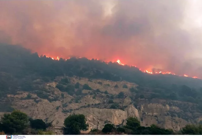 Φλέγεται η Ελλάδα: Εικόνες «αποκάλυψης» από όλα τα πύρινα μέτωπα