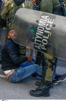 Ένταση μεταξύ ΜΑΤ και Ρομά εξαιτίας του πυροβολισμού 16χρονου από αστυνομικό