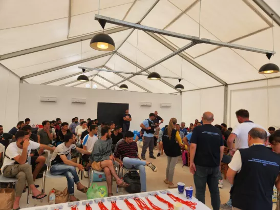 Στο ΚΥΤ της Μαλακάσας μεταφέρθηκαν οι 71 διασωθέντες από το ναυάγιο ανοικτά της Πύλου