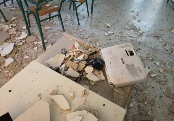 Σοβάδες από το ταβάνι έπεσαν μέσα σε τάξη δημοτικού σχολείου στο Αιγάλεω