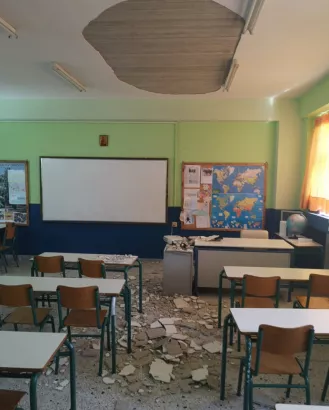 Σοβάδες από το ταβάνι έπεσαν μέσα σε τάξη δημοτικού σχολείου στο Αιγάλεω