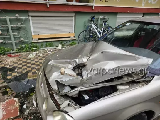 Χανιά: Μπαλκόνι έπεσε πάνω σε αυτοκίνητα – Διαλύθηκε ένα όχημα