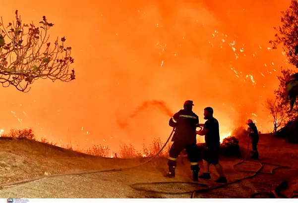 Πύρινη κόλαση στο Ξυλόκαστρο: Δύο νεκροί και καμένα σπίτια - Στα 30χλμ το μέτωπο 